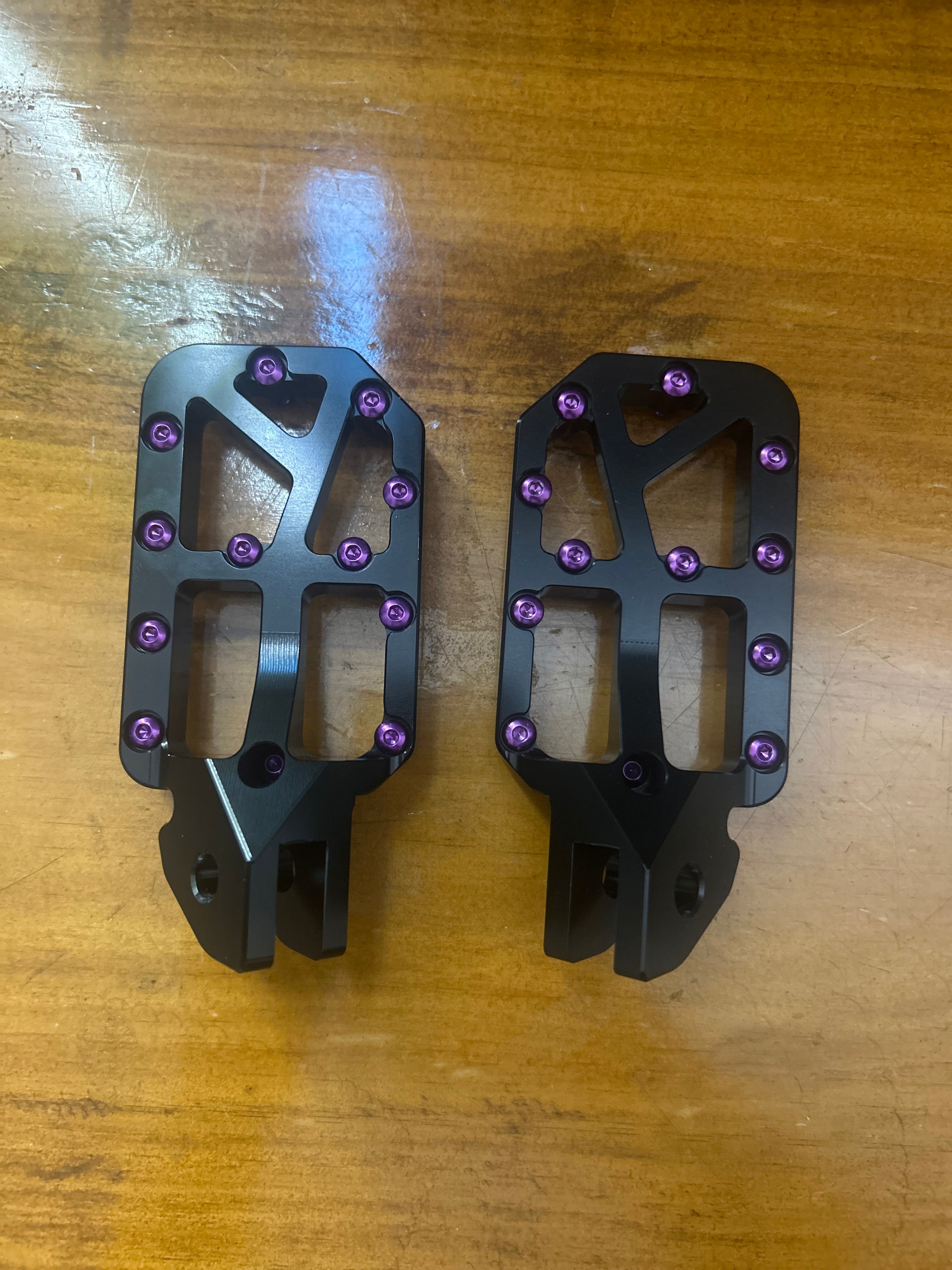 Surron v1 pegs